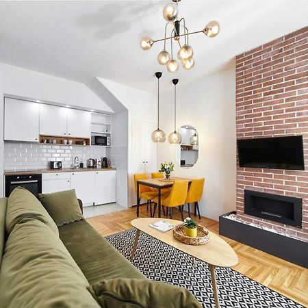 Modern Living Apt - Emberly - Private Parking Novi Sad Buitenkant foto