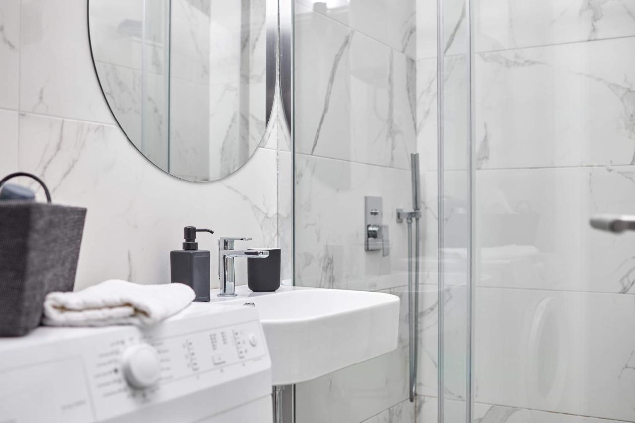 Modern Living Apt - Emberly - Private Parking Novi Sad Buitenkant foto